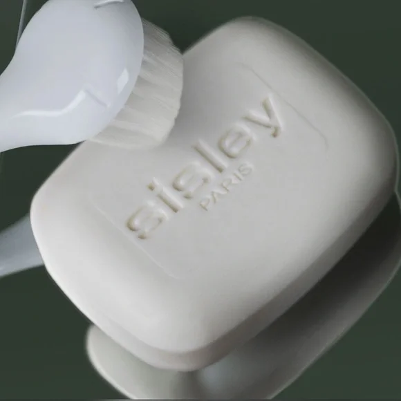 Sisley Soapless Facial Cleansing Bar With Tropical Resins - Picture 2 of 3